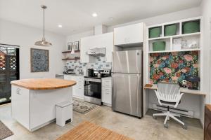 Modern 2BR Laneway Home - Workspace and EV Parking