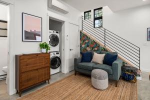 Modern 2BR Laneway Home - Workspace and EV Parking