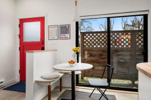 Modern 2BR Laneway Home - Workspace and EV Parking