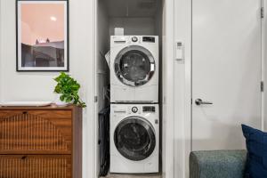 Modern 2BR Laneway Home - Workspace and EV Parking