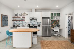 Modern 2BR Laneway Home - Workspace and EV Parking