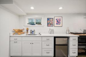 Modern 1BR Basement Suite - Workspace and Laundry