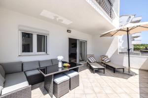 Apartment Gabi - Seaview & Spacious Terrace, Znjan