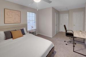 Modern Comfort w Balcony, Kitchen & WiFi