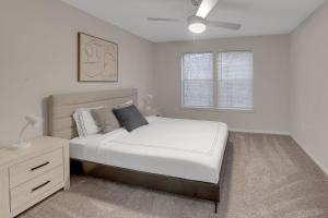 Modern Comfort w Balcony, Kitchen & WiFi