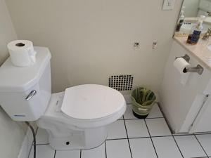 3 bedroom plus 2 baths in Beverly hills