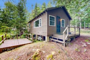 Bay-View Getaway w Deck Between Camden & Belfast!