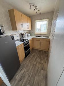 192, Two bed newly refurbished chalet on Sund0wner Holiday Park - Sleeps 5, pet friendly - Includes electricity, bed linen and towels - Entertainment options close by