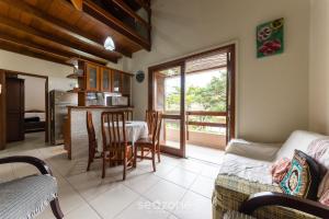Apto 2qtos churrasq. 400 à praia Jurerê JBA202