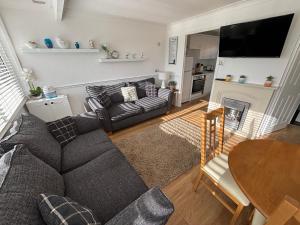 145, Two bed newly refurbished chalet on Sund0wner Holiday Park - Sleeps 5, pet friendly - Includes bed linen and towels plus electricity