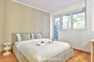 Havre lumineux avec vaste terrasse sur les Champs-Elysees