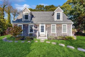 2 Mi to Beach and Dtwn Vineyard Haven! Home with Deck