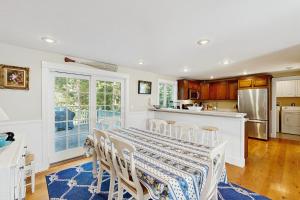 2 Mi to Beach and Dtwn Vineyard Haven! Home with Deck