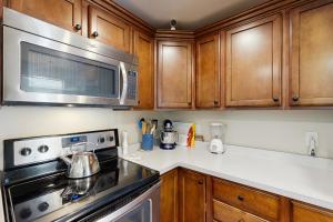 2 Mi to Beach and Dtwn Vineyard Haven! Home with Deck