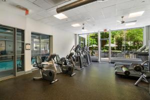 Prime location Apt W Gym & Indoor Pool