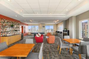 Prime location Apt W Gym & Indoor Pool