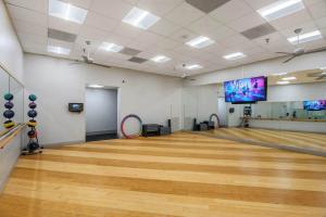 Prime location Apt W Gym & Indoor Pool