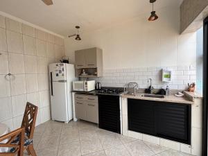 Casinha com ar, garagem, cozinha equipada, entrada privativa, completa para longas estadias