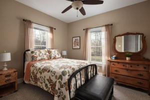 Mariposa Private Creek Retreat - New Hot Tub!