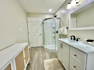 6BR Lakefront Home w Game Room | Near the Beach