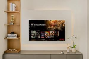 Curated High-Floor 1BR Water View Peninsula 1