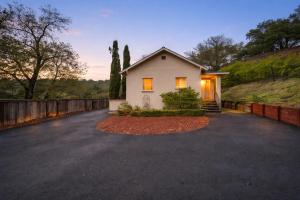 Healdsburg Wine Country Escape with Tasting Perks & Vineyard Views