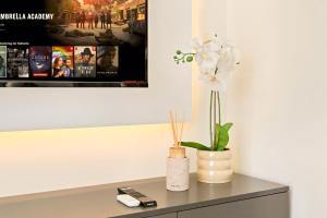 Curated High-Floor 1BR Water View Peninsula 1