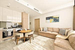 Curated High-Floor 1BR Water View Peninsula 1