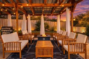 Manchaca 4 bedroom sleeps 10 Pool and Hot tub