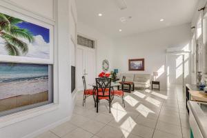 Near Apollo Beach! Bright Apt with Essentials