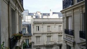 Steps to Luxembourg Gardens Bright Family Flat