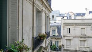 Steps to Luxembourg Gardens Bright Family Flat