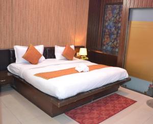 Hotel Crown Palace - Hotel in Vasundhara Sector 5