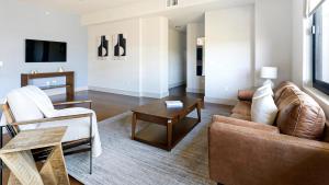 Landing Incredible 2BD Gym Tennis Court