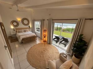 Ballito Beachfront, Walk to Village, 5BR Luxury