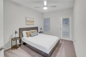 Cozy Retreat w Balcony & Modern Comforts