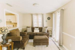 Downtown Mobile Bungalow with Free Parking and Fast WiFi