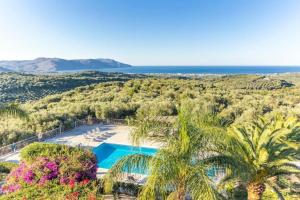 Aloni House - Spacious secluded villa with pool, up to 10 guests