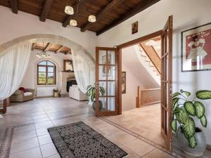 Aloni House - Spacious secluded villa with pool, up to 10 guests