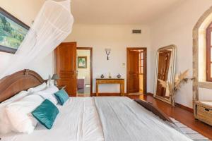 Aloni House - Spacious secluded villa with pool, up to 10 guests