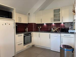 Appartement fonctionnel avec balcon, à 10 min du centre, parking gratuit, idéal pour 5 personnes - FR-1-548-3