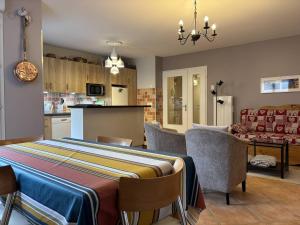 Appartement Fonctionnel avec Balcon, Garage et Wifi - Parfait pour 4 Personnes près des Pistes - FR-1-548-25