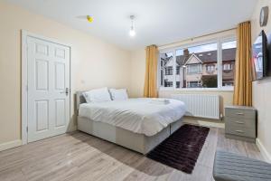 4BR East London Home Near ExCeL and LCY Arpt