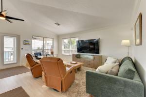 Steps to Ocean and Bay Bradenton Beach Townhome!