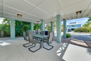 Steps to Ocean and Bay Bradenton Beach Townhome!