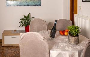 1 Bedroom Lovely Apartment In Tribalj