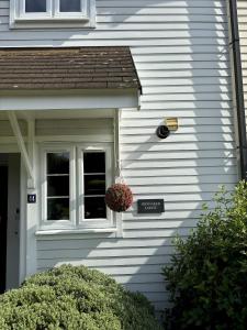 Lakefront Lodge w SUP & Fishing Access Cotswolds