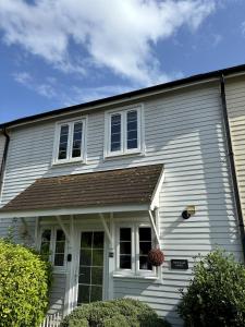 Lakefront Lodge w SUP & Fishing Access Cotswolds