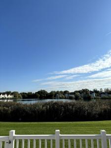 Lakefront Lodge w SUP & Fishing Access Cotswolds