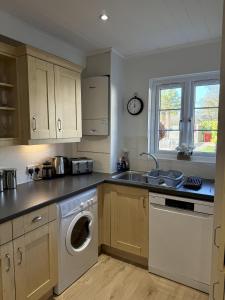 Lakefront Lodge w SUP & Fishing Access Cotswolds